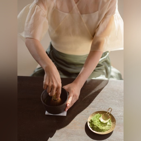 BRAND NEW Ceremonial Matcha Bowl, Matcha Whisk & Kurashi Book by Marie Kondo - Picture 3 of 13
